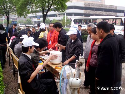 维修群众送来的电饭煲