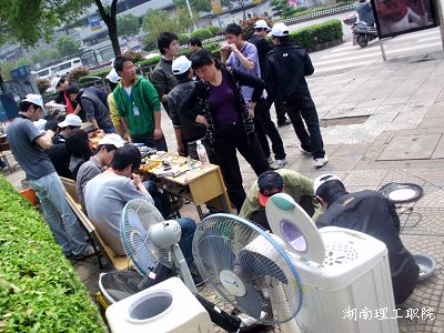炎日下,我们继续坚持着