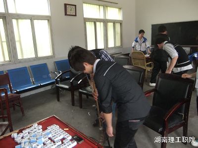 志愿者为老人打扫卫生、出板报