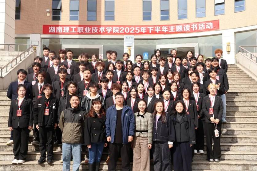 一群人在建筑物前合影
AI 生成的内容可能不正确。