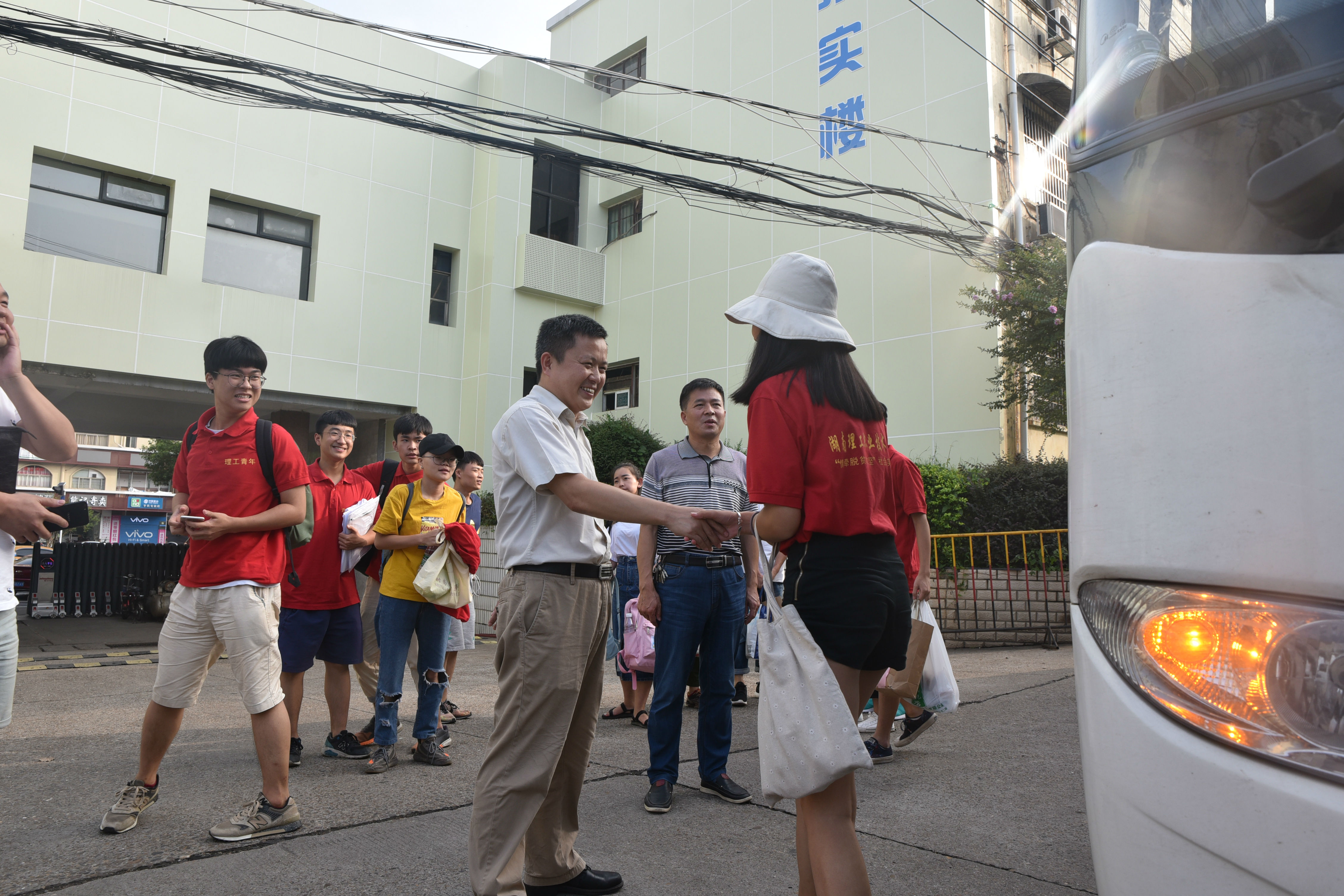 16叶书记迎接实践团.JPG