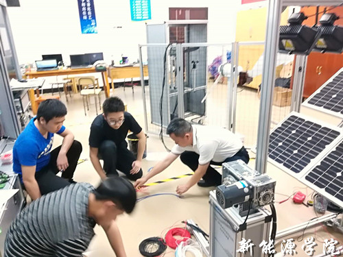 领导看望学生1.jpg